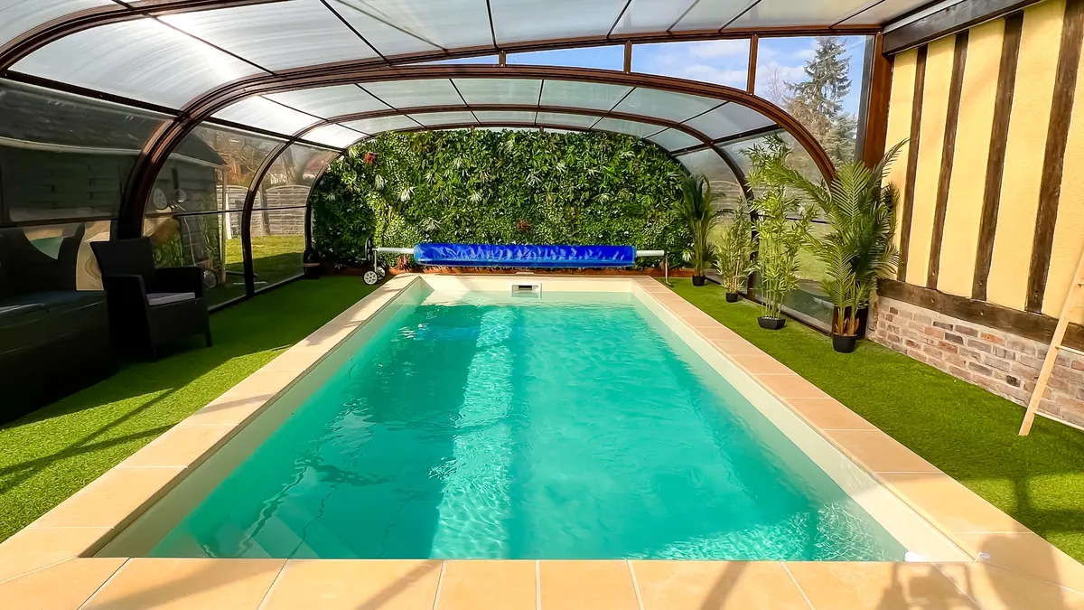 Piscine intérieure chauffée de La Romane, sous son abri vitré